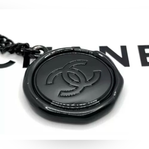 CHANEL Glossy Black Logo Keychain - Picture 3 of 3